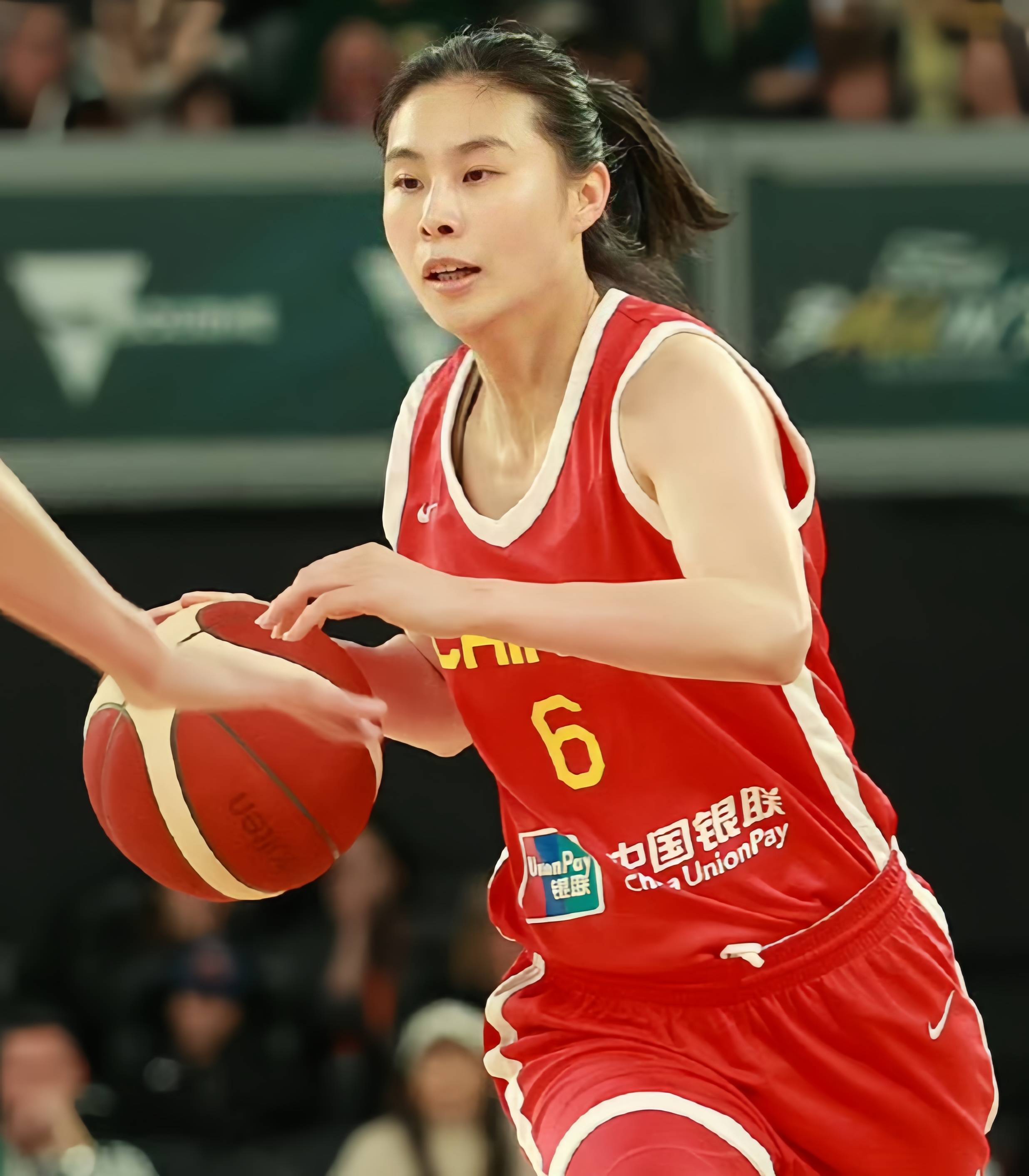 中国女篮在国际热身赛中表现优异，竞争力增强