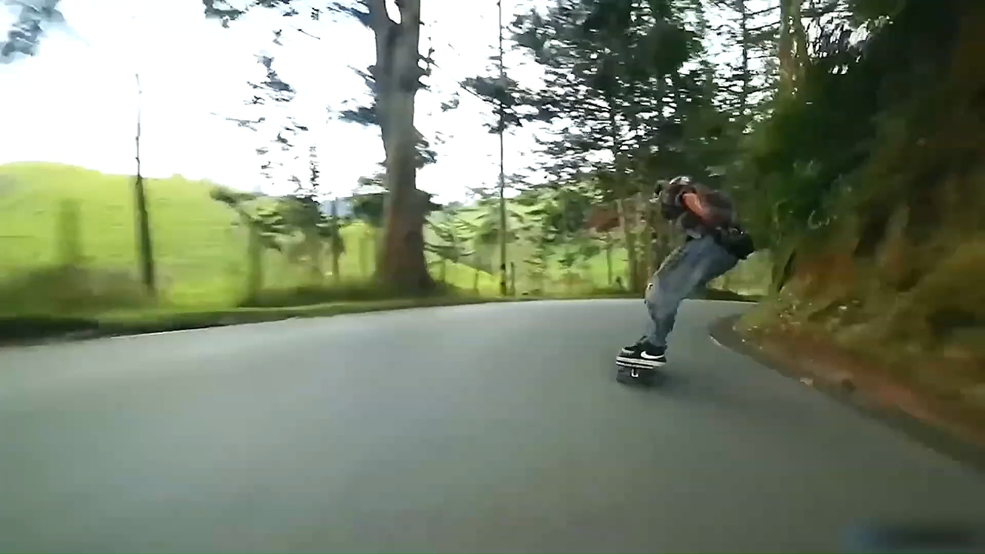 城市速降滑板赛,街头风潮的极限挑战的简单介绍 城市速降滑板赛,街头风潮的极限挑战的简单介绍