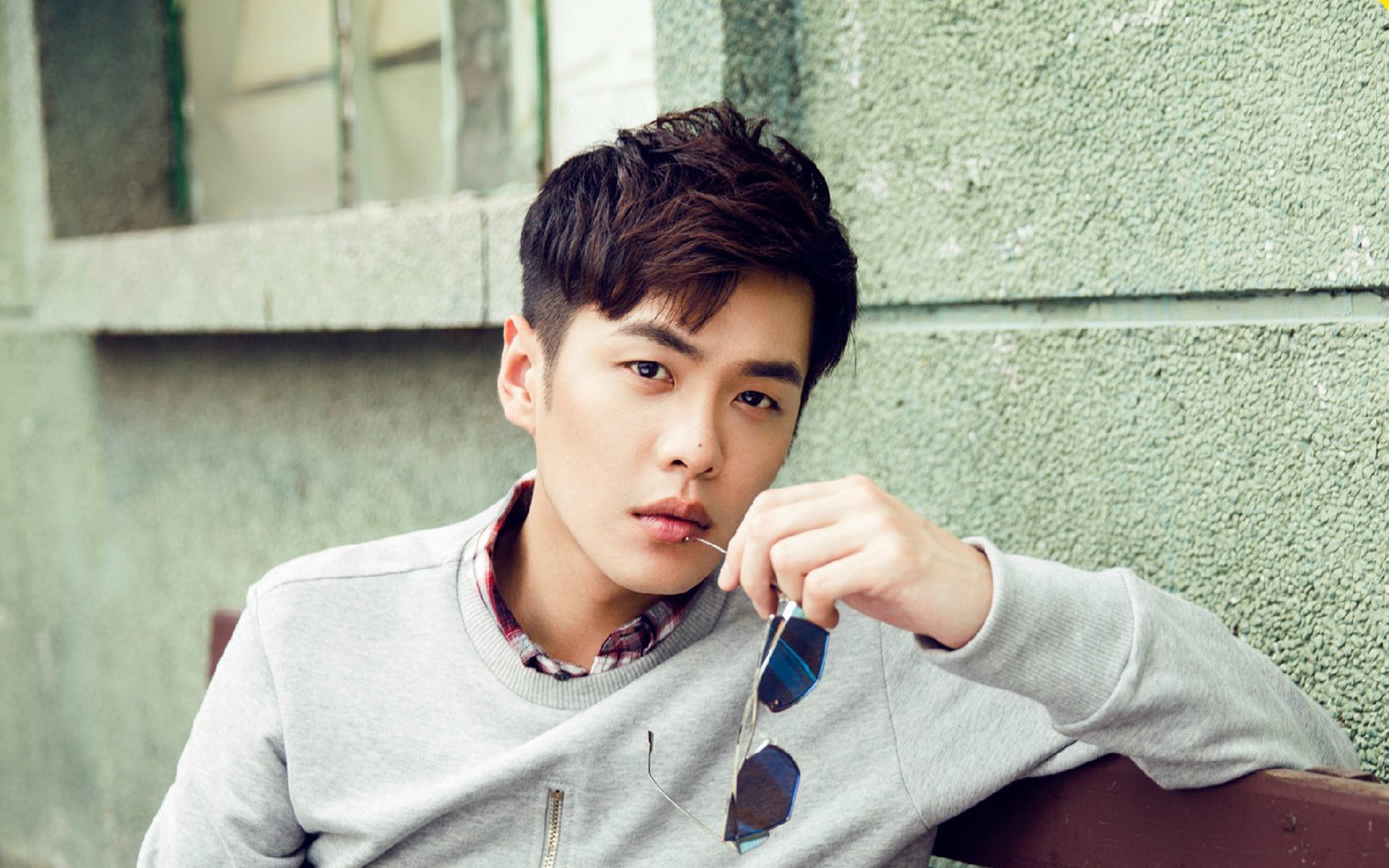 赫罗纳后场稳固逐步化解对手攻势，赫罗纳队服