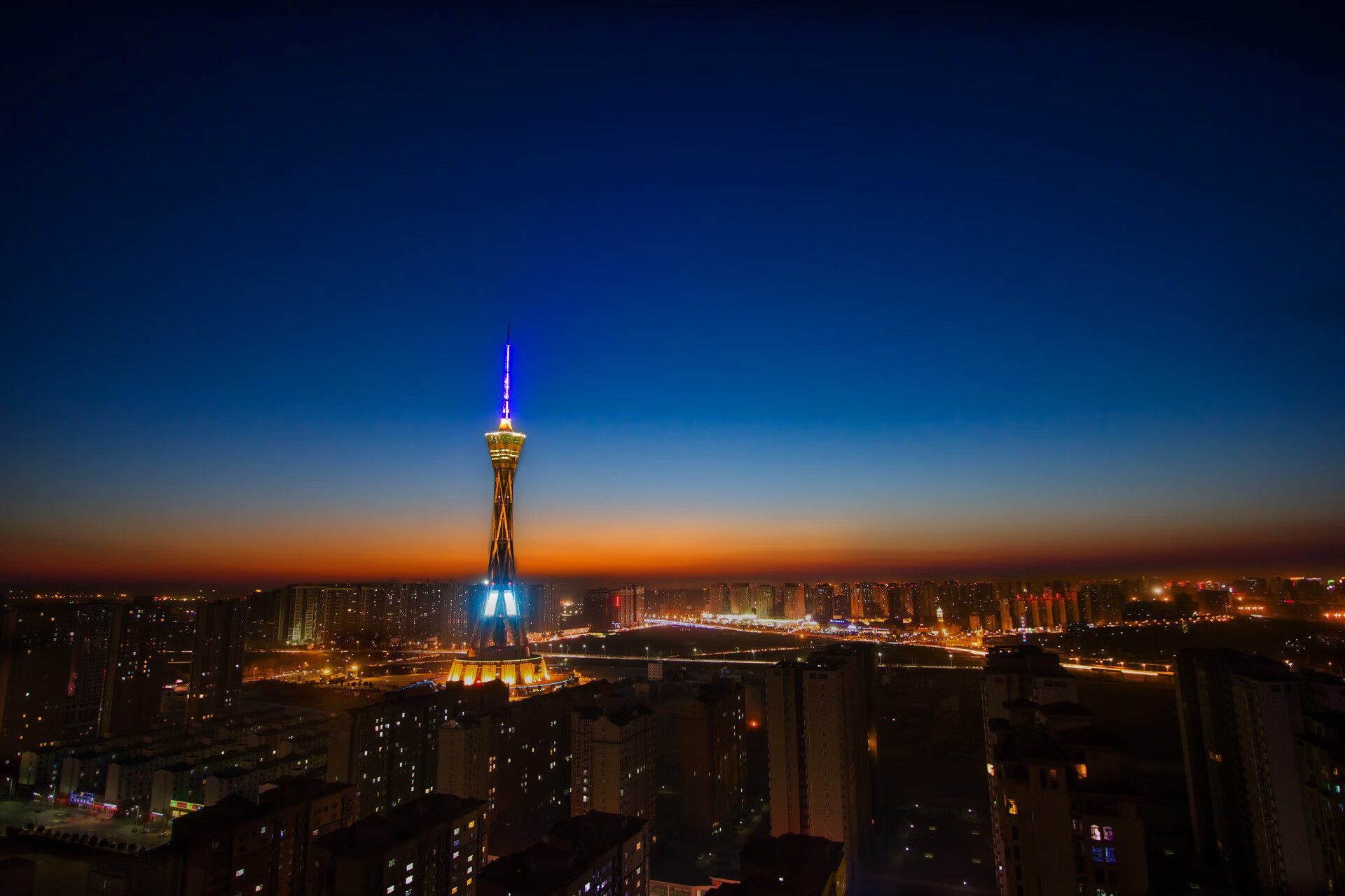 比赛暂停期间球员积极互动展现团队凝聚力，暂停比赛怎么写