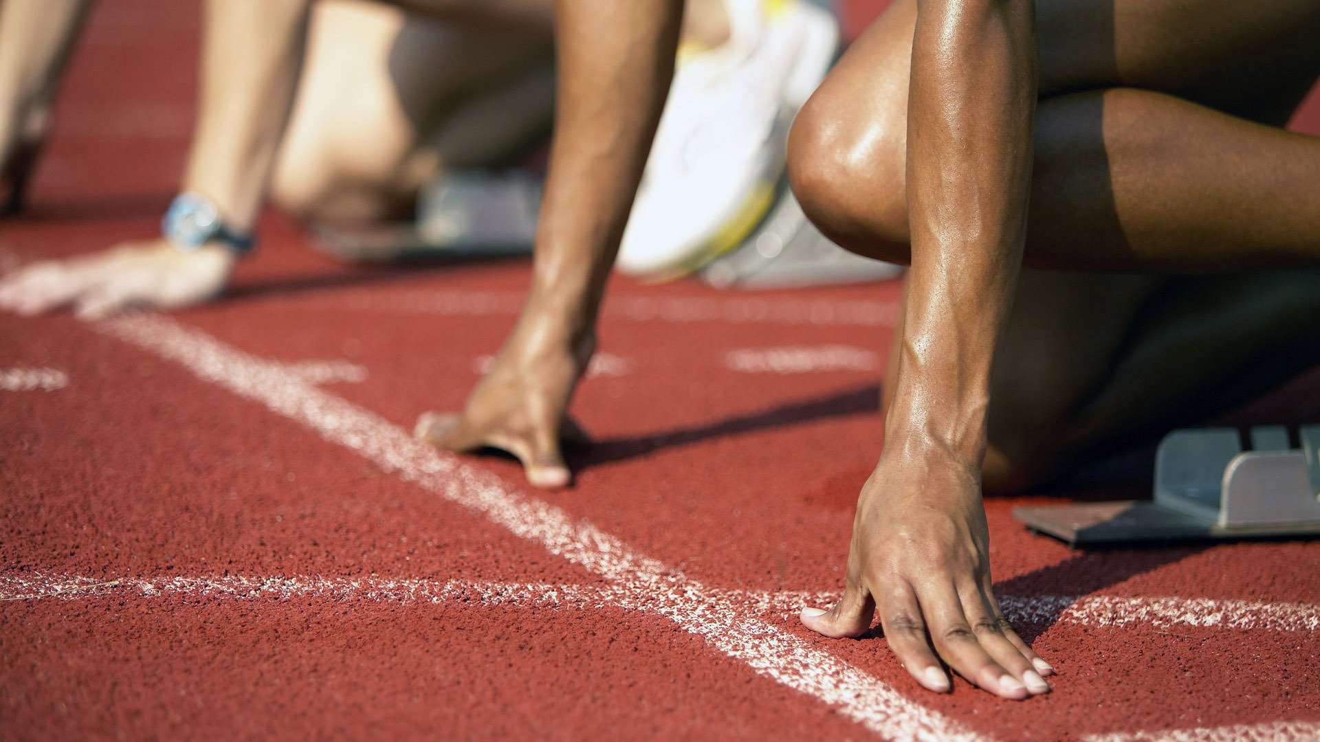 《电竞选手的日常：训练基地揭秘》，电竞选手训练营