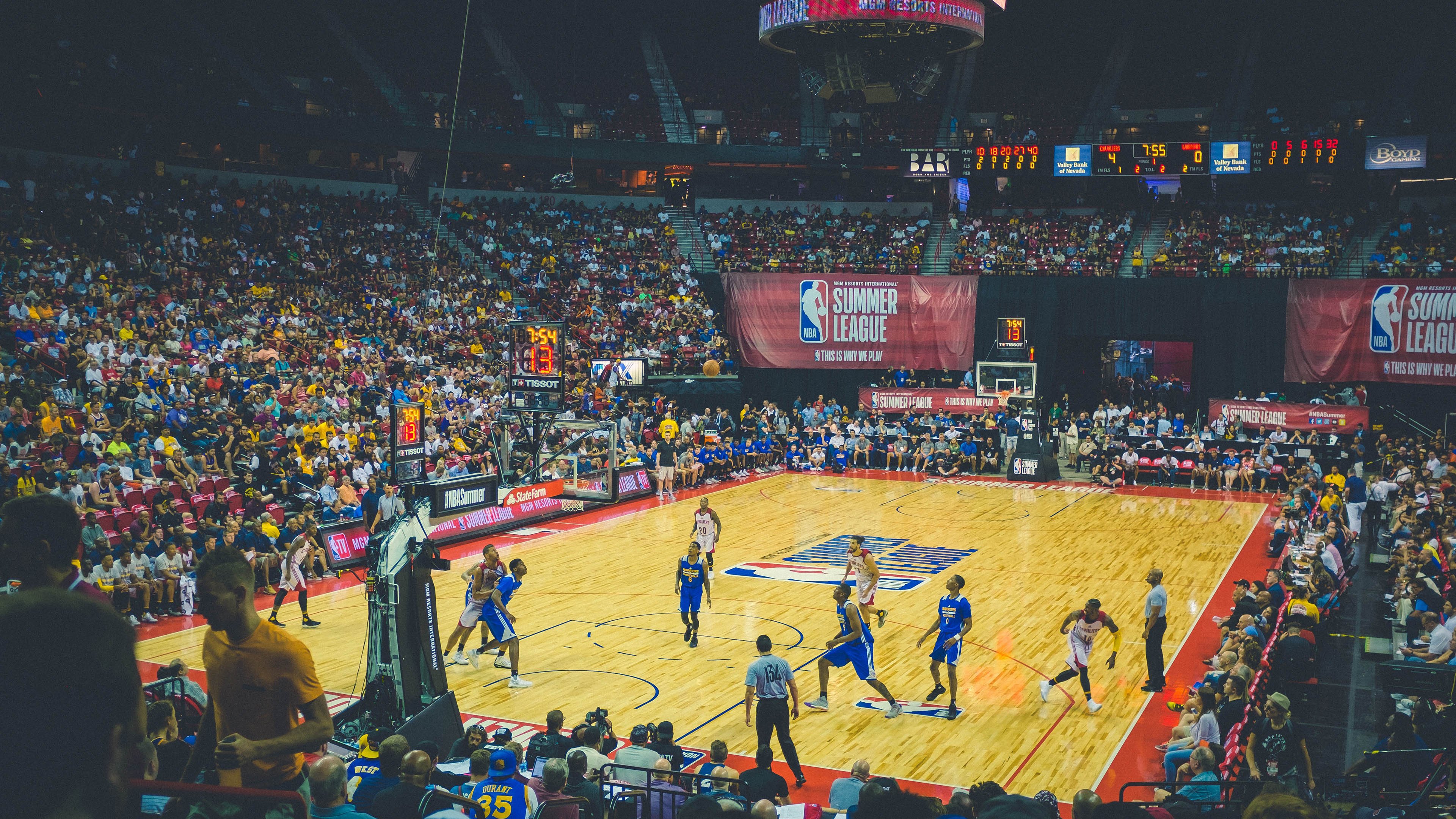 爱游戏电竞官网-勇士队与AI公司合作分析对手战术倾向，勇士球队合影